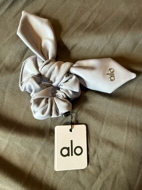 ALO Yoga Winter Frost Bow Scrunchie Hair Tie